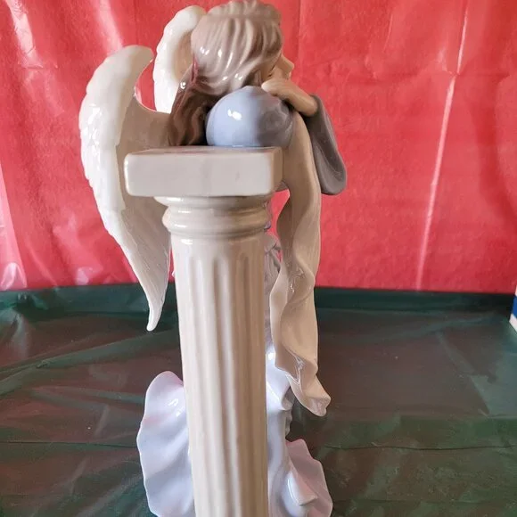 Musical Angel Porcelain Figurine Christmas Music Plays "O Come All Ye Faithful" - Picture 4 of 4